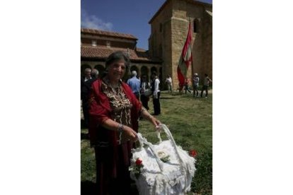 Las dádivas y el pendón flanquean el monasterio