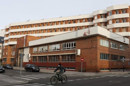 El Colegio Mayor San Isidoro se encuentra en la calle Jesús Rubio de León. FERNANDO OTERO