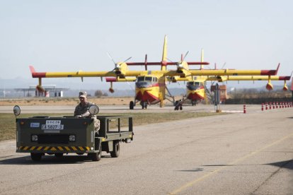 Imagen de unos ejercicios militares en el aeródromo de La Virgen del Camino. JESÚS F. SALVADORES