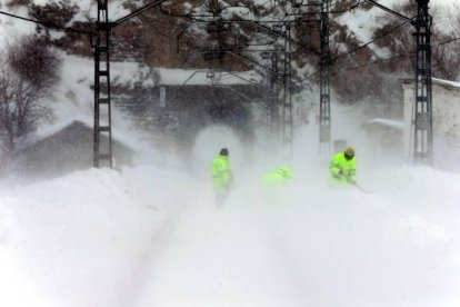 Operarios retiran nieve en la estación de ferrocarril de Busdongo