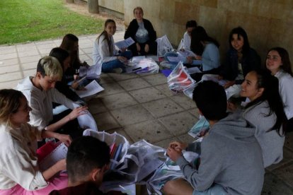 Los alumnos de La Anunciata, con el último repaso antes de entrar al examen de Historia en la última Ebau. FERNANDO OTERO