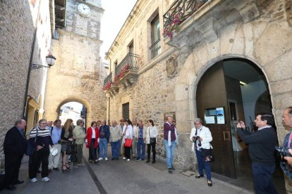 La comitiva de expertos fue recibida por la concejala de Turismo en el Museo del Bierzo. ANA F. BARREDO