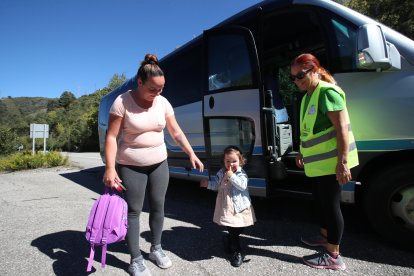 María Teresa, junto a su madre y la encargada del transporte escolar, a su llegada del colegio. ANA F. BARREDO