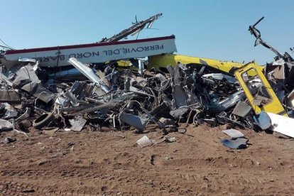 Restos de los vagones en el lugar en el que dos trenes colisionaron frontalmente ayer entre las localidades de Corato y Andria.