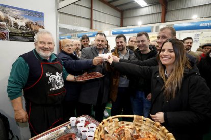 Tavito, Faustino Sánchez, Eduardo Morán, Luis Tudanca, Javier Cendón, Octavio González y Nuria Rubio en Vegacervera. MARCIANO PÉREZ