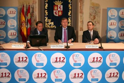 El consejero de Sanidad, Sáez Aguado, el consejero de Fomento, Silván, y el director de Protección Civil, Salguero.