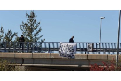 Una de las pancartas colgadas en la capital leonesa, en la Nacional 120, a la altura del Polígono Industrial de Trobajo del Camino. RAMIRO