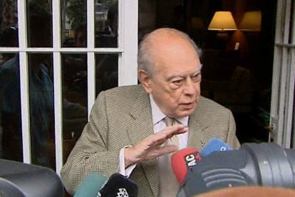 Jordi Pujol, saliendo ayer de su casa de Barcelona. .