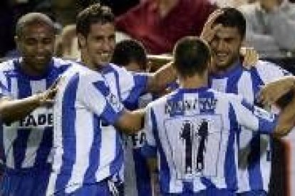 Los jugadores del Deportivo celebran el gol de Diego Tristán en Valencia