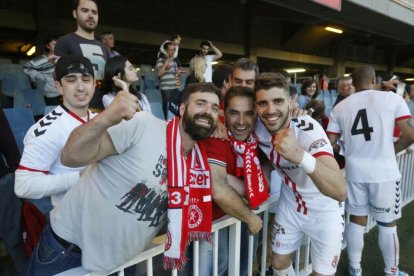 Iván González celebra con los aficionados el triunfo de la Cultural.