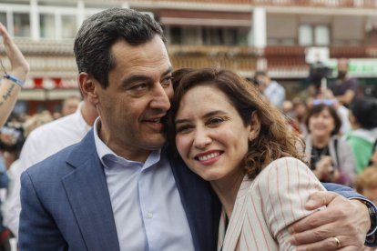 Juanma Moreno e Isabel Díaz Ayuso en un acto del PP ayer, en Alcorcón. MARISCAL