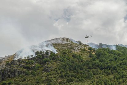 Labores de extinción en el incendio de Boca de Huérgano. MIGUEL F. B.