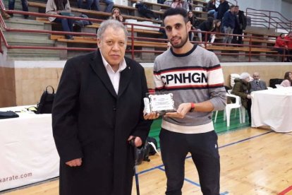 Luis Luengo, izquierda, entrega una placa al concejal de Deportes de La Bañeza, Andrés Turienzo. DL