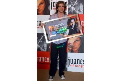 Juanes recibió ayer el cuádruple disco de platino por su último álbum