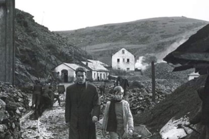 Claude Layou, que hace de sacerdote, y el niño Jaime Blanch, en la Mina del Oro. DL