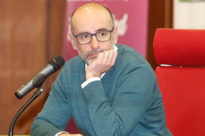 El especialista en fertilidad, Alfredo Guillén, este jueves en la reunión en el Hospital de León. RAMIRO