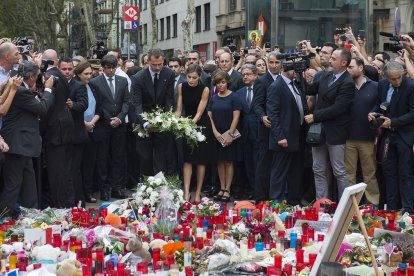 Los Reyes hacen una ofrenda de flores en las Ramblas, dos días después del atentado, el 19 de agosto del 2017.