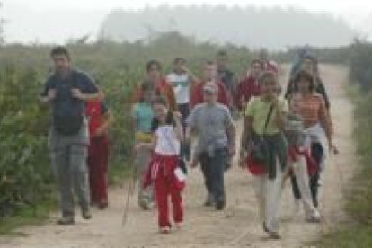 Un grupo integrado por numerosos adolescentes, ayer por la mañana en la marcha de Unicef