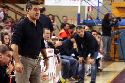 Manolo Cadenas, con Isidoro al fondo, en el partido entre el Ademar y el Granollers.