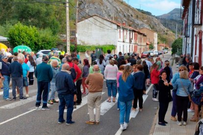 Vecinos de La Vid cortan la carretera para protestar por los perjuicios que les ocasionan las obras del túnel de La Gotera. ICAL