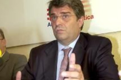 Alfonso Camba, portavoz de la plataforma Alternativa Atlética, en el momento de realizar la oferta