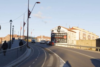 Más de 12.000 vehículos diarios transitan por el puente de Párroco Pablo Díez sobre las vías del tren. MARCIANO PÉREZ