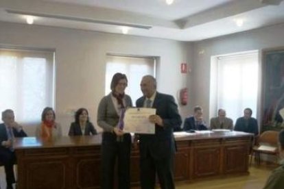 De la Calzada recibe el premio de manos de Susana Travesí.