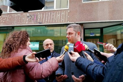 Los bercianistas de CB, Iván Alonso y Jesús López en el momento de anunciar su oposición a la Zona de Bajas Emisiones de Ponferrada. ANA F. BARREDO