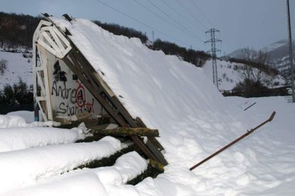 La visera del campo de fútbol de Cistierna no aguantó el peso de la nieve y se dobló.