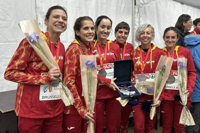 Marta, segunda por la izquierda, junto a sus compañeras de selección, flamantes subcampeonas. RFEA
