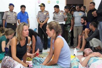 Supervivientes del naufragio de Indonesia descansan tras el susto, este domingo.