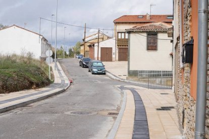 Los vecinos de la calle Calvo Sotelo se han quejado en repetidas ocasiones del tráfico. MIGUEL F. B.