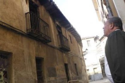 Un vecino del barrio del Mercado observa el edificio de la calle Hospicio donde ocurrió el grave inc