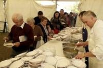 Las degustaciones, como ésta de Tineo, son uno de los platos fuertes de la Feria de San Simón