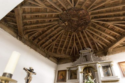 Vista del magnífico pero muy desconocido artesonado mudéjar de la iglesia de Villarratel, cuya decoración y estructura peligran por la humedad. F. OTERO PERANDONES