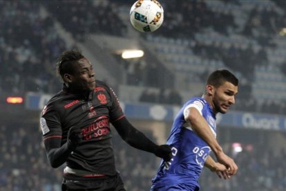 Balotelli se dispone a cabecear un balón, en Bastia.