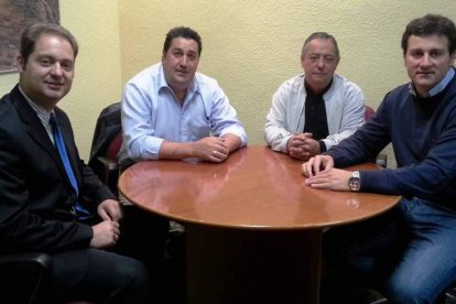 El concejal de transporte, los pedáneos de Villanueva y de Robledo y el alcalde del municipio.