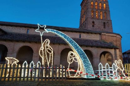 El Belén iluminado en la plaza de San Lorenzo. ACACIO