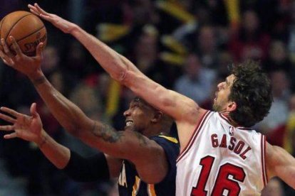 Pau Gasol disputa el balón a David West, de Indiana Pacers.
