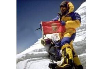 Oiarzábal, con la bandera alavesa, tras coronar otro «ochomil» en 1999