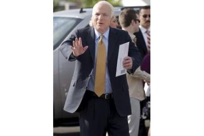 McCain saluda momentos antes de votar en Phoenix