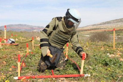 Un militar español desactiva una mina antipersona