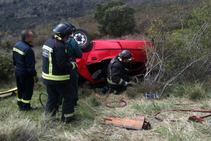 El presunto asesino tuvo que ser rescatado por los bomberos tras sufrir un accidente con su vehículo