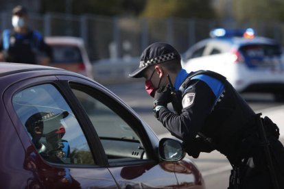 Un agente de la Policía Local realiza un control. JESÚS F. SALVADORES