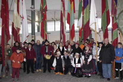 Miguel Alonso con su pandereta, arropado de pendones y miembros de grupo de danzas. CAMPOS