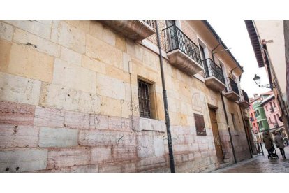 El Palacio de Jabalquinto está en la calle Juan de Arfe, junto a la plaza de San Martín. FERNANDO OTERO