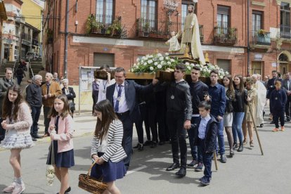 La procesión con el patrono san José recorrió las calles de la villa precedida por los niños, grandes protagonistas en esta celebración, junto a las autoridades. ACACIO