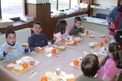 Los niños del CRA de Santa Marina del Rey durante el desayuno saludable