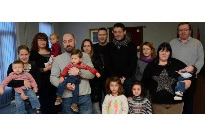 Foto de familia de los nuevos miembros del municipio, con sus familias, el alcalde y el concejal de Cultura.