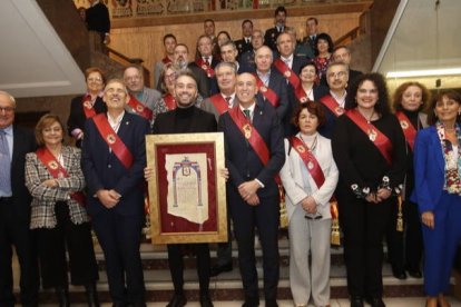 Dani Martínez posa junto a la corporación municipal tras recibir el reconocimiento de Hijo Predilceto de la ciudad de León. RAMIRO